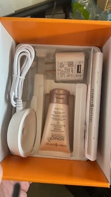 Sistema de limpieza facial sónico diario compacto ligero Clarisonic Mia Fit - blanco Foto 1 de 4