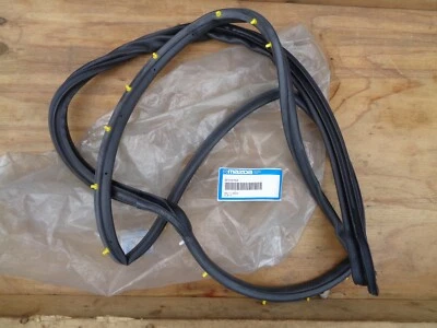 GENUINO MAZDA 626 98 99 2000 01 02 PUERTA DELANTERA TIRA METEOROLÓGICA OEM GD7A58760B ¡NUEVO!  Foto 1 de 2