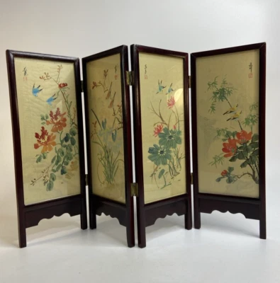 Vintage Chinese 4 Panel Folding Screen Hand Painted Silk 14.5 x 22 Chinoiserie - Image 1 of 4
