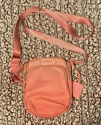 "Bolso Bandolera Tumi Voyageur RAMA 7,75"" Nylon Usado - OMBRE ROSA" Foto 1 de 4