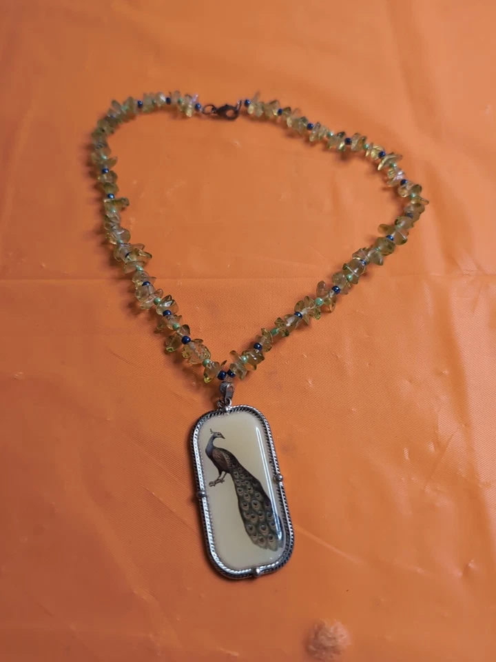 Collar colgante con dije de pájaro pavo real. Con cuentas en vidrio amarillo como cuentas  Foto 1 de 4