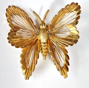 Vintage Signed Monet Gold-tone Wired Filigree Butterfly Brooch 1.5/8" x 1.3/4" - Picture 1 of 2