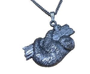 COLGANTE DE PELTRE PLATEADO PEREZOSO EN UN ÁRBOL CON CADENA DE 18 PULGADAS CON BOLSA DE ORGANZA AZUL - Imagen 1 de 2