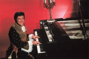 Liberace Czar Nicholas Costume at Piano Las Vegas NV Souvenir Vintage Postcard  - Picture 1 of 2