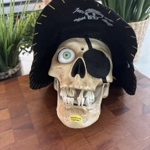 SELTEN GEMMY Halloween animiertes Skelett Pirat sprechender Totenkopf leuchtendes Auge - Bild 1 von 7