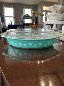 Vintage Pyrex Turquoise Snowflake Divided Casserole Dish w/Pyrex #945-C Lid - Picture 1 of 12