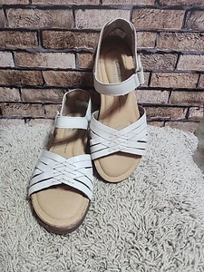 NWOB -Clarks Collection Roseville Cove Creamy beige Leather Sandals Size 9 5554 - Picture 1 of 9