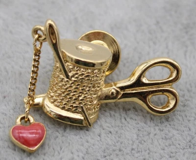 雅芳金色缝纫剪刀螺纹胸针红色心形饰品复古胸针礼物 — 第 1/4 张图片