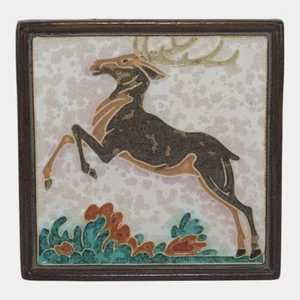 Azulejo Cloisonne Delft De Porceleyne Fles Holland cerámica ciervo saltando tulipanes rojos - Imagen 1 de 3