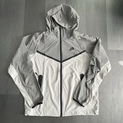 NOVA Jaqueta Masculina Nike Sportswear Tech Windrunner Tecido Tamanho S Cinza HM7151-014 - Imagem 1 de 4