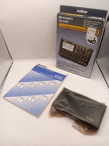 Sharp ZQ-2400 Organisateur Électronique 64 Ko Boîte Manuels Poche PC Calculatrice Vintage - Photo 1 sur 13