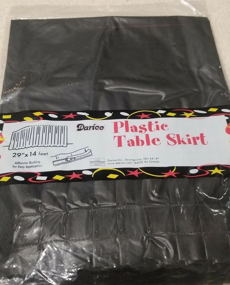 Faldas de mesa de plástico negro Darice 29" x 14 pies. Con respaldo adhesivo.  Foto 1 de 1