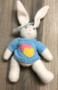Suéter Posable Conejito Azul con Corazones Peluche Animal Primavera Pascua - Imagen 1 de 3