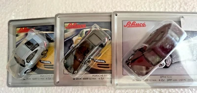 Schuco 26919 Porsche (2), Set BMW Con Cartello Di Latta Nuovo In OVP - Immagine 1 di 3