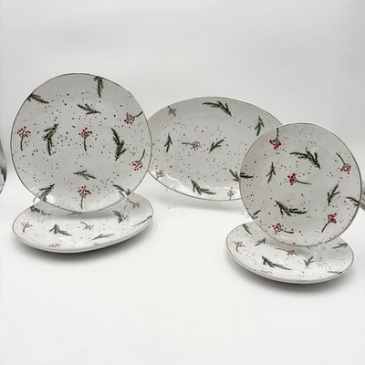 Juego de platos y platos de vacaciones Potters Studio Navidad de hoja perenne y acebo Foto 1 de 4