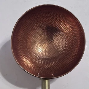 Salsiera vintage strutturata rame martellato manico legno 9” 24 cm pulita! - Foto 1 di 9