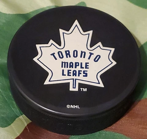 TORONTO MAPLE LEAFS NHL VINTAGE LICENSED PUCK INGLASCO & VEGUM MFG. MADE IN 🇸🇰 Cover