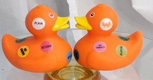 Mini Whataburger Duck Jeep Rubber Duckie Ducky 2" 2er Set Limited Edition - Bild 1 von 9