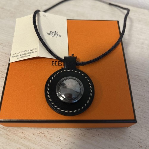HERMÈS Collana Hermes con ciondolo in pelle nera usata in ottime condizioni senza scatola 44 5 cm