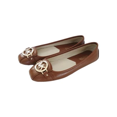 Nuevo en una caja. . Mocasines Michael Kors de cuero marrón con detalles dorados. Talla 7M US. Foto 1 de 4