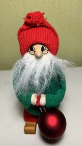 Original Tomte Ljungstroms Madera Sueca Santa Gnomo Sosteniendo Ornamento Rojo con Etiqueta - Imagen 1 de 6