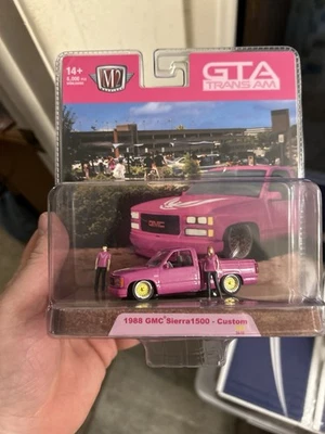 2024 Máquinas M2 Diorama Rosa y Oro 1988 GMC Sierra 1500 Custom GTA Trans AM Foto 1 de 4