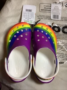 Crocs Classic Rainbow bambino taglia 11 nuovo con etichetta arcobaleno ragazzo o ragazza - Foto 1 di 9