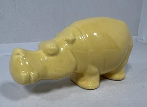 Statuina Ippopotamo in smalto giallo. 6" larghezza x 3" altezza. - Foto 1 di 6