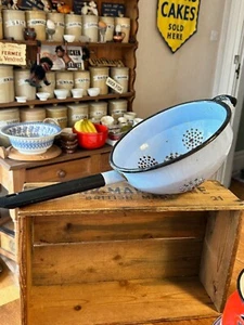 Vintage Pale Grey Enamel Colander / Strainer with Handle – Kitchenalia – Shabby! - Picture 1 of 4