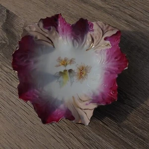 Vintage Porcelain Floral Leaf Berry Dish With Gold Trim 5" Across, Pink & White - Picture 1 of 8