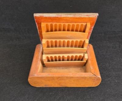 Porta Sigarette da Tavolo in Legno con Lamina in Metallo Prima Metà XX Sec. - Immagine 1 di 4