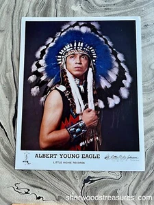 FOTO PROMOCIONAL NATIVA AMERICANA AUTOGRAFIADA ARTISTA COUNTRY ALBERT YOUNG EAGLE - Imagen 1 de 3