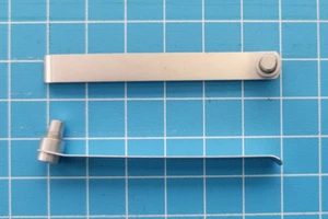 1 Paar Mikroskop Objektträger-Halter Clips 6 cm Zapfendurchmesser 4mm gebraucht - Bild 1 von 1