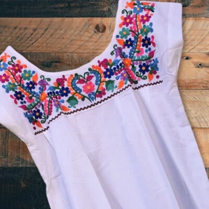 Handgefertigtes mexikanisches Damenkleid mit Blumenstickerei - Midikleid - Größe Medium - Bild 1 von 3