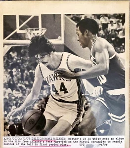 1973 PISTOL PETE MARAVICH NBA BASKETBALL PHOTO LSU TIGERS JO JO WHITE LEGEND OLD - Picture 1 of 11