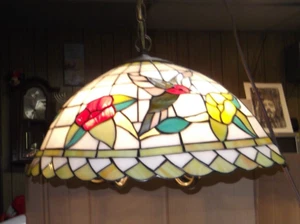 VINTAGE TIFFANY STYLE HUMMING BIRD STAINED GLASS CEILING 18" HANGING CHANDELIER - Picture 1 of 7