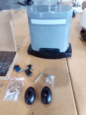 Abridor de puerta corredera con accionamiento por cadena Blüttezeit 1400 lb con WiFi y batería de respaldo (usado) Foto 1 de 4