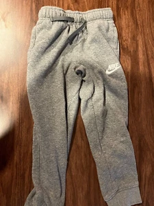 Boys Nike Soft Fleece Classic Sweatpants with Swoosh Logo in Gray size 6  - Picture 1 of 3