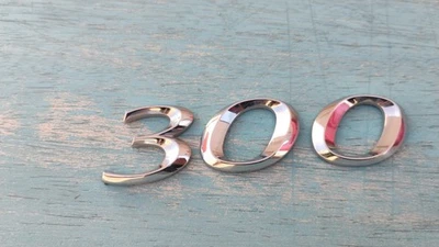 CHRYSLER 300 2011-2022 EMBLEMA TRASERO LOGOTIPO INSIGNIA NÚMEROS SÍMBOLO CROMO LOGOTIPO OEM Foto 1 de 4