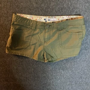 L.E.I. Pantalones Cortos Ashley Life Energy Intelligence Tiro Bajo Verde-Talla 13 Y2K - Imagen 1 de 11