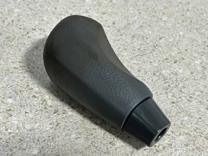 Nissan Altima 2004-2006 genuino cuero negro de fábrica perilla de cambio automático gris - Imagen 1 de 3