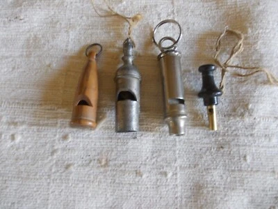 4 anciens appeaux  ?? sifflets ??de chasse en fer, laiton, Buis - Photo 1/2