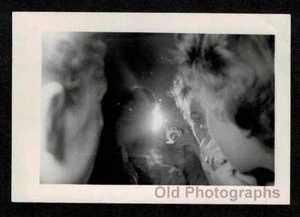 CAMERA FLASH MIRROR LADIES GIRLFRIENDS REFLECTIONS PARTY OLD/VINTAGE PHOTO- E144 - Picture 1 of 1