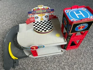 Disney Pixar Cars Saetta McQueen Pistone Cup Corsa Giocattolo Pista Garage Playset - Foto 1 di 17