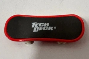 Monopatín Tech Deck Fingerboard vintage rojo y negro con ruedas blancas - Imagen 1 de 5