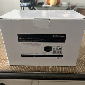 Plano posterior de rack móvil StarTech de 4 bahías sin bandeja intercambiable en caliente para disco duro SAS 2/SATA3 de 3,5" - Imagen 1 de 6