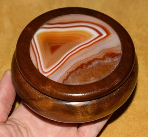 Caja de madera de cedro tallada a mano con tapa con incrustaciones de piedra cornalina para joyas y tesoros - Imagen 1 de 8