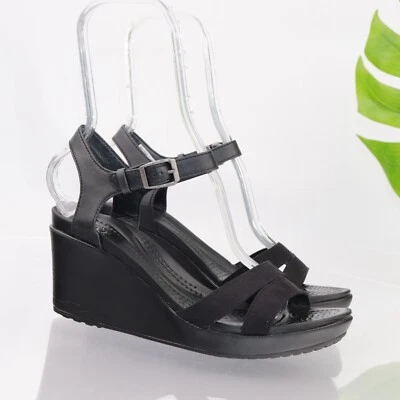 Sandalia Crocs Leigh para mujer talla 9 cuero negro con tiras tacón de cuña plataforma zapato Foto 1 de 4