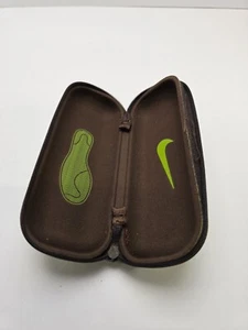 Nike Brillen- & Sonnenbrillenetui mit Reißverschluss grün und braun Sneaker Design - Bild 1 von 4