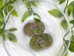 Unakite Crystal Moon - Unakite Moon - 1.2" Unakite Mini Moon Carving -  Small - Foto 1 di 7